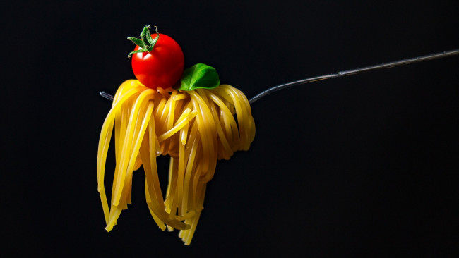 Обои картинки фото еда, макаронные блюда, томаты, помидоры, спагетти, макароны