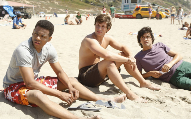 Обои картинки фото кино фильмы, 90210, парни, беверли, хилз, лиам, навид, диксон, пляж