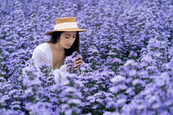 Картинка девушки -+азиатки азиатка шляпа луг лиловые цветы