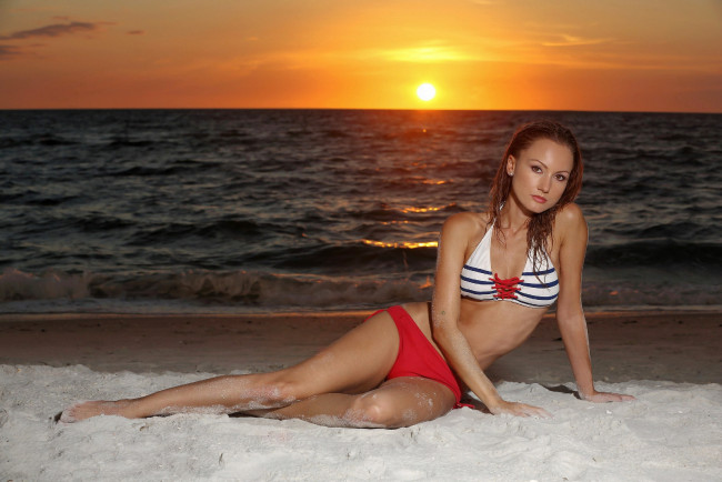 Обои картинки фото девушки, - рыжеволосые и разноцветные, море, пляж, закат, рыжие, волосы, купальник