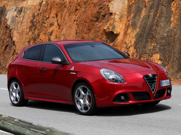 Обои картинки фото автомобили, alfa romeo, красный, 2014, г, alfa, romeo, giulietta, 940, verde, quadrifoglio