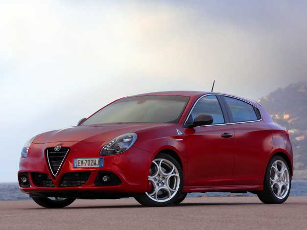 Обои картинки фото автомобили, alfa romeo, красный, 940, 2014, г, alfa, romeo, giulietta, quadrifoglio, verde