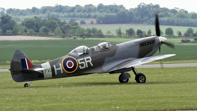 Обои картинки фото spitfire, авиация, боевые самолёты, аэродром, поле, истребитель