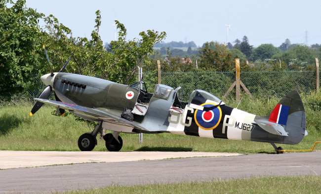 Обои картинки фото spitfire tr, авиация, боевые самолёты, истребитель, поле, аэродром
