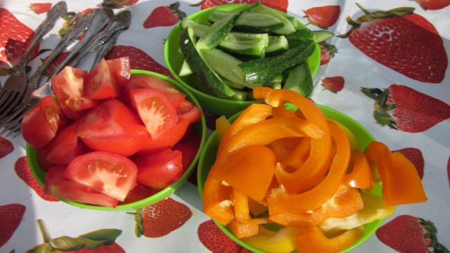 Обои картинки фото еда, овощи, огурец, помидор, перец, вилка