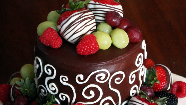 Обои картинки фото еда, торты, малина, клубника, шоколадный, торт, виноград