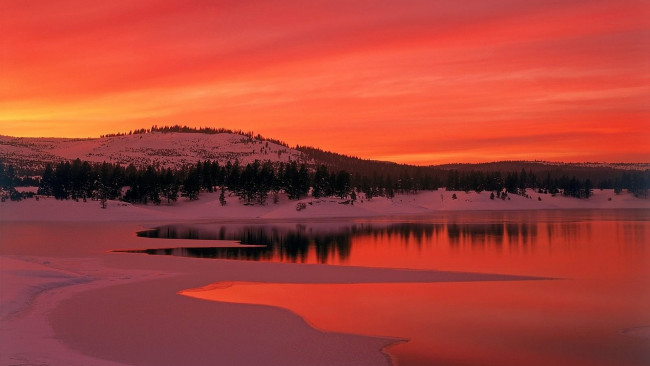 Обои картинки фото природа, реки, озера, снег, озеро, холм, небо, закат, зима, лед