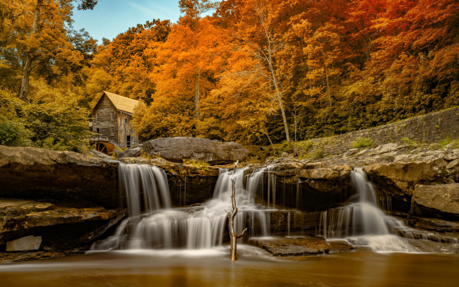 Обои картинки фото природа, водопады, домик, осень, лес, водопад, поток