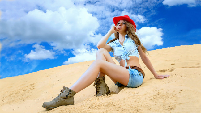 Обои картинки фото девушки, -unsort , блондинки,  светловолосые, елена, москалева, песок, шляпа, небо