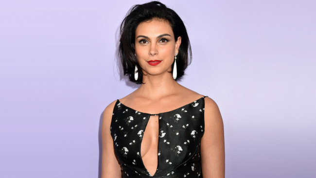 Обои картинки фото девушки, morena baccarin, декольте, серьги, брюнетка, morena, baccarin