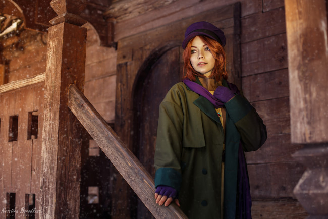 Обои картинки фото девушки, екатерина семадени, анастасия, косплей, кепка, рыжая, пальто, шарф, перчатки, изба