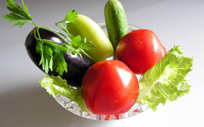 Обои картинки фото еда, овощи, баклажан, перец, огурец, помидоры