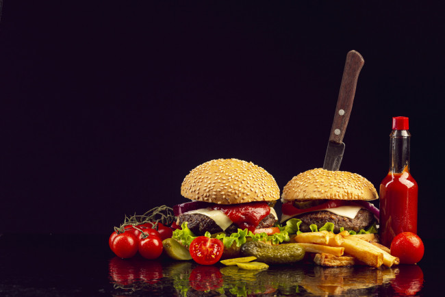 Обои картинки фото еда, бутерброды,  гамбургеры,  канапе, помидоры, гамбургеры, кетчуп