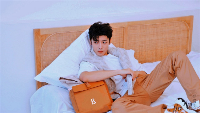 Обои картинки фото мужчины, hou ming hao, актер, постель, сумка