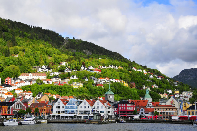 Обои картинки фото норвегия, берген, города, улицы, площади, набережные, море, дома, горы, причалы, катера