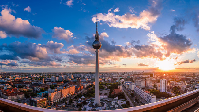 Обои картинки фото berlin, города, берлин , германия, панорама, башня, утро, облака, рассвет