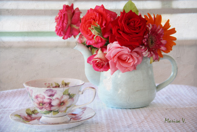 Обои картинки фото цветы, разные вместе, розы, гербера, чашка