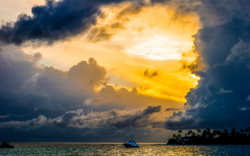 Картинка корабли катера небо пальмы берег море закат тучи мальдивы