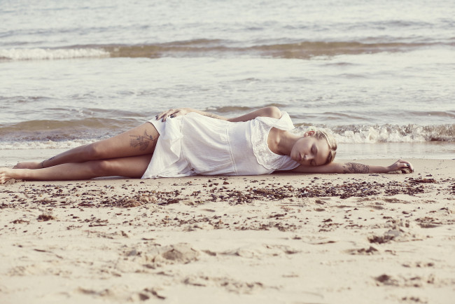 Обои картинки фото девушки, - блондинки,  светловолосые, блондинка, платье, тату, песок, берег, море