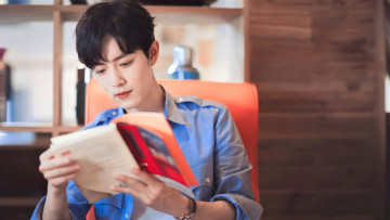 Картинка мужчины xiao+zhan актер рубашка книга шкаф