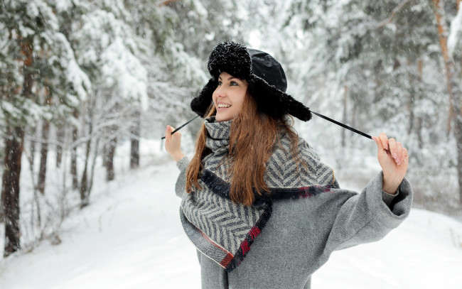 Обои картинки фото девушки, - брюнетки,  шатенки, шапка, шарф, зима