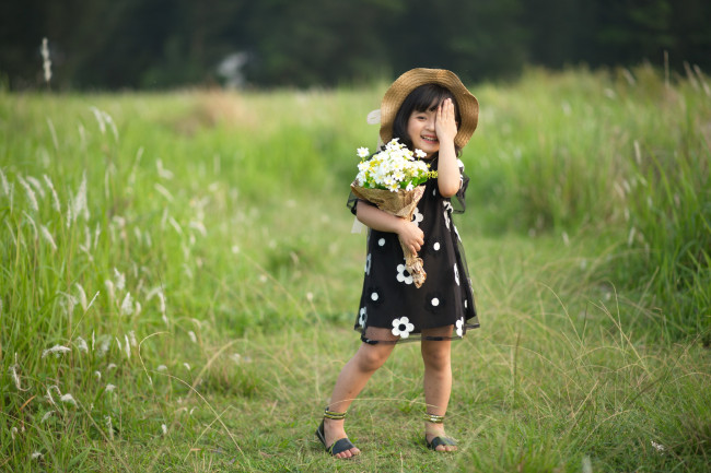 Обои картинки фото разное, дети, девочка, букет, трава, шляпа