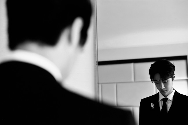 Обои картинки фото мужчины, wang yi bo, актер, пиджак, зеркало