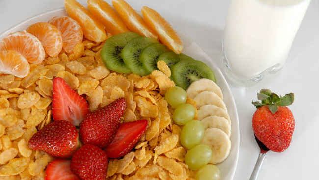 Обои картинки фото еда, фрукты, ягоды, киви, клубника, виноград, апельсин, стакан, хлопья, банан, завтрак, молоко, мандарин