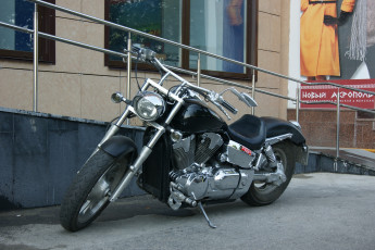 Картинка мотоциклы customs асфальт окно пандус магазин