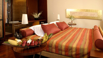 Картинка интерьер спальня подушки столик фрукты кровать