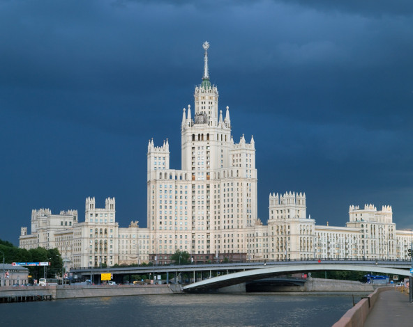 Обои картинки фото города, москва, россия, мост, здание, река, тучи, деревья