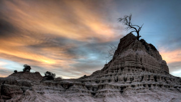 Картинка природа горы дерево скалы обрыв облака небо