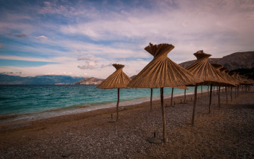 Картинка природа побережье адриатика хорватия приморье-горски пляж зонтики