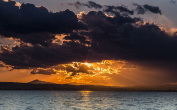 Картинка природа восходы закаты озеро лодка тучи солнце