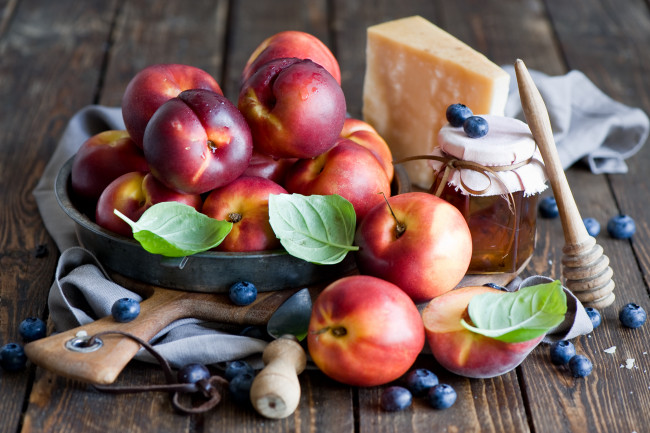 Обои картинки фото еда, фрукты,  ягоды, сыр, голубика, мед, нектарины