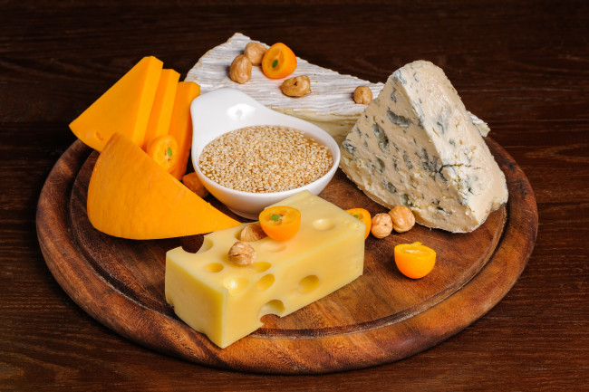 Обои картинки фото еда, сырные изделия, сыр, доска, орехи
