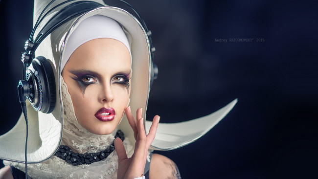 Обои картинки фото музыка, - другое, make-up, bright, headset, woman, eyelashes