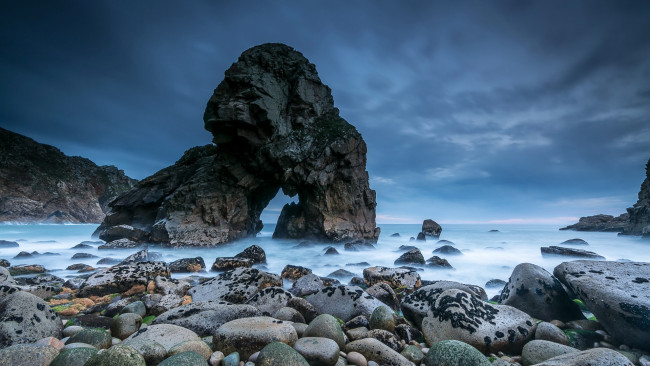 Обои картинки фото португалия, природа, побережье, скалы, камни, водоем, облака
