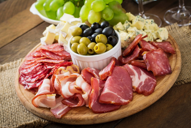 Обои картинки фото еда, мясные блюда, маслины, оливки, поднос, колбаса, виноград