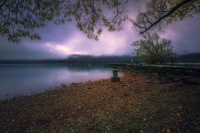 Обои картинки фото новая зеландия, природа, реки, озера, деревья, водоем, причал, камни, облака, фонарь