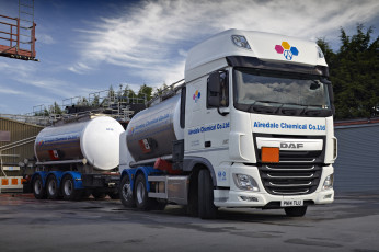 Картинка автомобили daf+ выставка улица грузовик седельный тягач