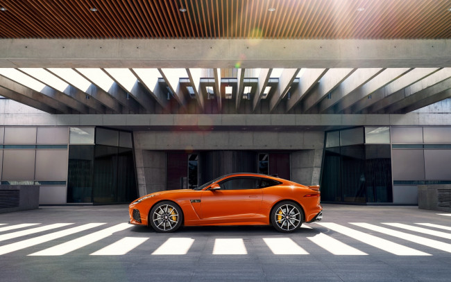 Обои картинки фото автомобили, jaguar, Ягуар, оранжевый, переход, f-type, svr, здание