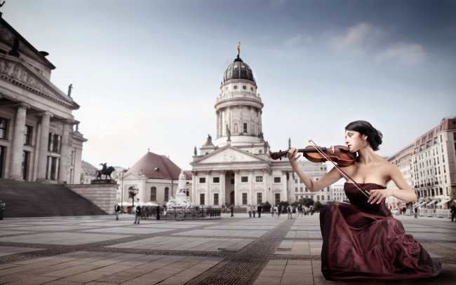 Обои картинки фото музыка, -другое, скрипка, девушка, улица, здания, город
