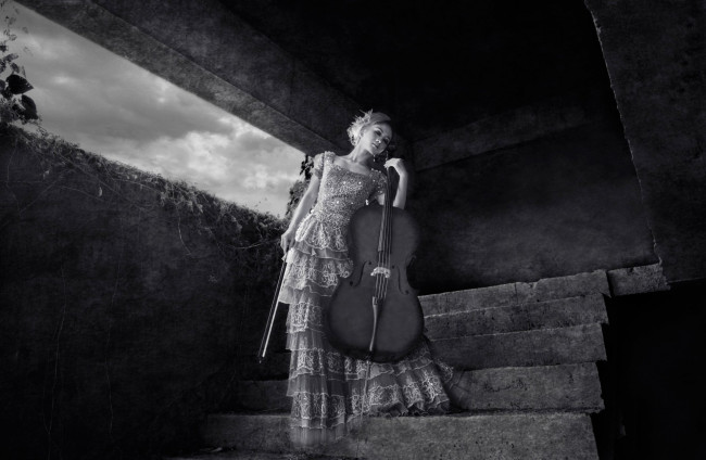 Обои картинки фото музыка, -другое, ступени, виолончель, девушка, взгляд