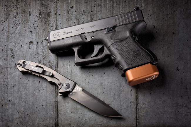 Обои картинки фото glock 26 and zt knife, оружие, пистолеты, ствол