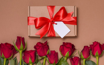 Картинка праздничные подарки+и+коробочки розы подарок бант букет