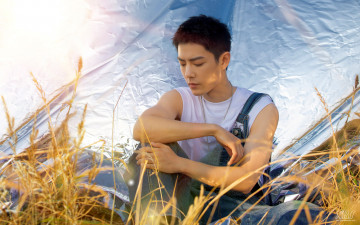 Картинка мужчины xiao+zhan актер футболка комбинезон трава пленка