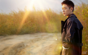 Картинка мужчины xiao+zhan актер плащ дорога поля