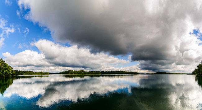 Обои картинки фото природа, реки, озера, лето, водная, поверхность, деревья, облака, отражение