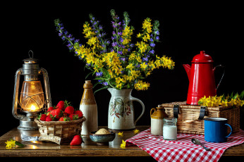 обоя еда, клубника,  земляника, корзинка, цветы, букет, лампа, сахар